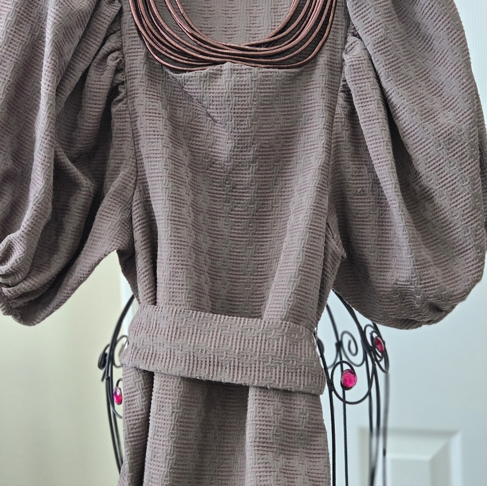 BCBG Sz Xs Mocha Textured Top w/coppered Colored Details & Puff Sleeves